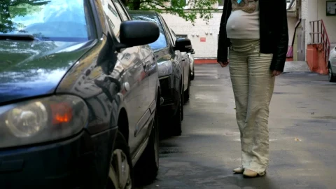 Video Stock Pregnant Woman Getting Into A Car Live Wallpaper Free - Free Live Wallpaper