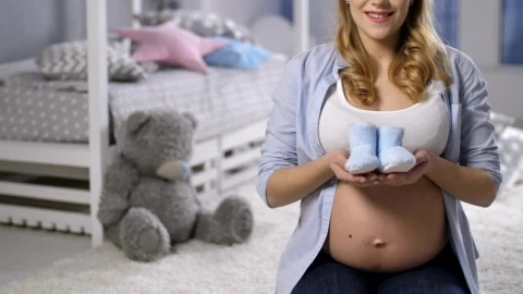 Video Stock Pregnant Woman Holding Baby Shoes Live Wallpaper Free - Free Live Wallpaper