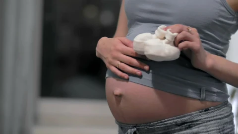 Video Stock Pregnant Woman Holding White Shoes Live Wallpaper Free - Free Live Wallpaper