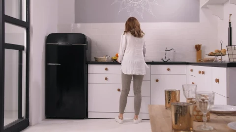 Video Stock Pregnant Woman In The Kitchen Live Wallpaper Free - Free Live Wallpaper