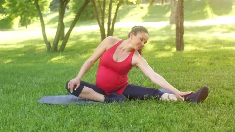 Video Stock Pregnant Woman Stretching In The Park Live Wallpaper Free - Free Live Wallpaper