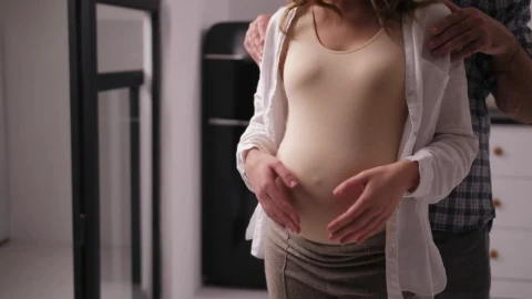 Video Stock Pregnant Woman With Her Partner Live Wallpaper Free - Free Live Wallpaper
