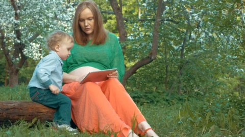 Video Stock Pregnant Woman With Her Young Son Live Wallpaper Free - Free Live Wallpaper