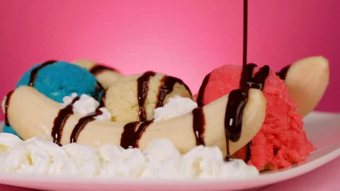 Video Stock Preparing A Banana Split On A Pink Background Live Wallpaper Free - Free Live Wallpaper