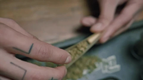 Video Stock Preparing A Marijuana Cigarette Live Wallpaper Free - Free Live Wallpaper