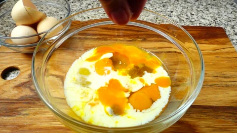 Video Stock Preparing Breakfast With Eggs And Milk Live Wallpaper Free - Free Live Wallpaper