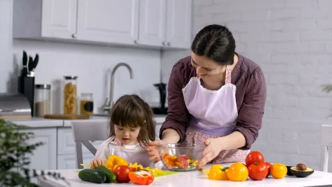 Video Stock Preparing Salad With Her Daughter Live Wallpaper Free - Free Live Wallpaper