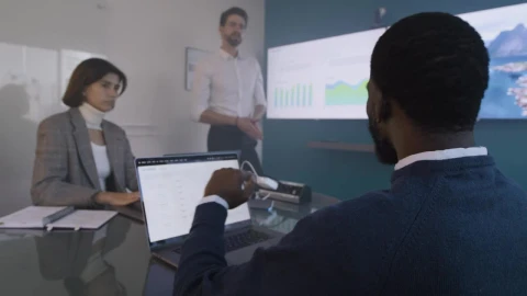 Video Stock Presentation In A Business Meeting Room Live Wallpaper Free - Free Live Wallpaper