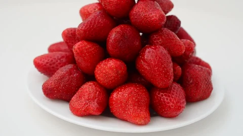 Video Stock Presentation Of Strawberries On A Spinning Dish Live Wallpaper Free - Free Live Wallpaper