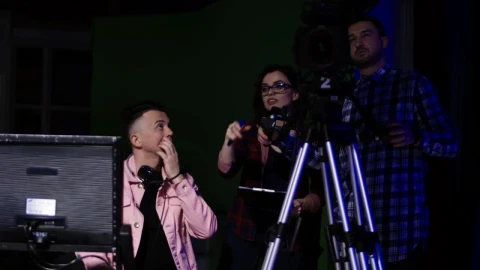 Video Stock Production Team Having A Discussion Live Wallpaper Free - Free Live Wallpaper