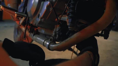 Video Stock Professional Mechanic Fixing A Motorcycle Live Wallpaper Free - Free Live Wallpaper