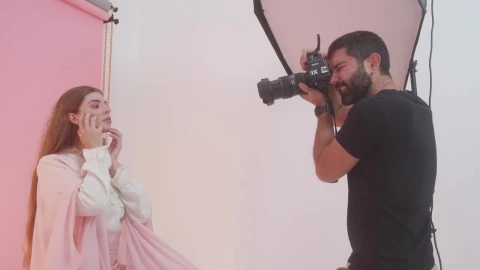 Video Stock Professional Photographer Taking Photos Of A Girl Live Wallpaper Free - Free Live Wallpaper