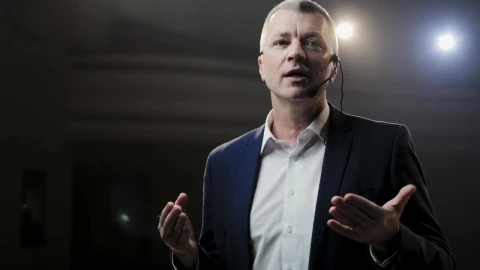 Video Stock Professional Speaker Slowly Explains A Point Live Wallpaper Free - Free Live Wallpaper