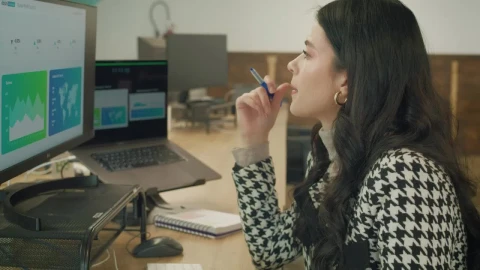Video Stock Professional Woman Working On A Computer Live Wallpaper Free - Free Live Wallpaper