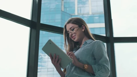 Video Stock Professional Woman Working On A Tablet By A Window Live Wallpaper Free - Free Live Wallpaper