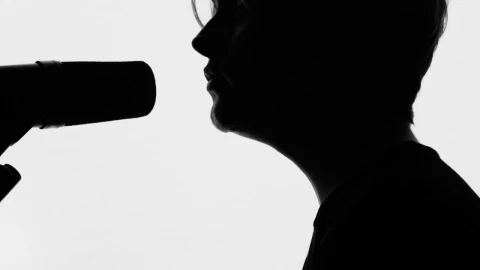 Video Stock Profile Silhouette Of A Man Singing Into A Microphone Live Wallpaper Free - Free Live Wallpaper