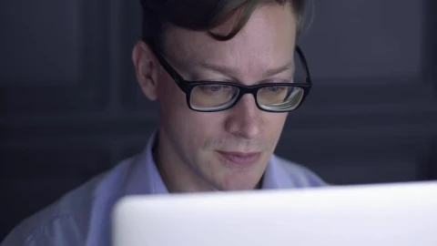 Video Stock Programmer Working Late Into The Night Live Wallpaper Free - Free Live Wallpaper
