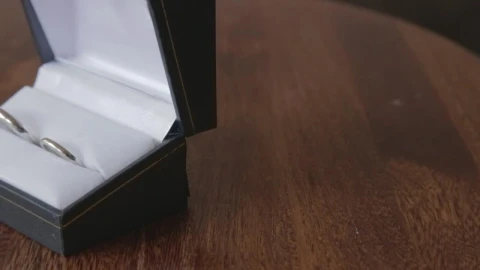Video Stock Promise Rings In Its Case Live Wallpaper Free - Free Live Wallpaper