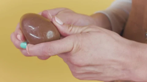 Video Stock Pulling Out The Gift Of A Chocolate Egg Live Wallpaper Free - Free Live Wallpaper