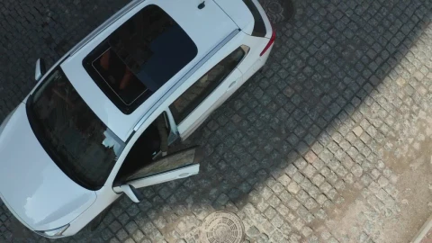 Video Stock Pulling Someone Out Of A Car Live Wallpaper Free - Free Live Wallpaper