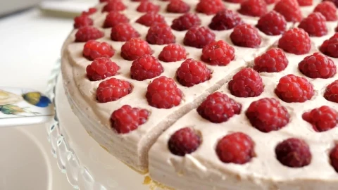 Video Stock Putting A Piece Of Cake On A Plate Live Wallpaper Free - Free Live Wallpaper