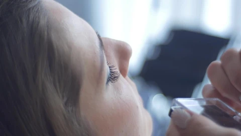 Video Stock Putting Fake Lashes On Model Live Wallpaper Free - Free Live Wallpaper