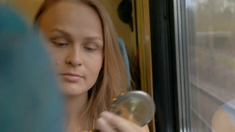 Video Stock Putting On Make Up On The Train Live Wallpaper Free - Free Live Wallpaper