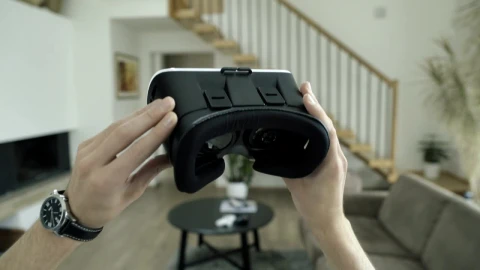 Video Stock Putting On Vr Glasses Live Wallpaper Free - Free Live Wallpaper