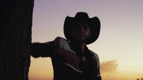 Video Stock Rancher Looking Around On A Ranch At Sunset Live Wallpaper Free - Free Live Wallpaper