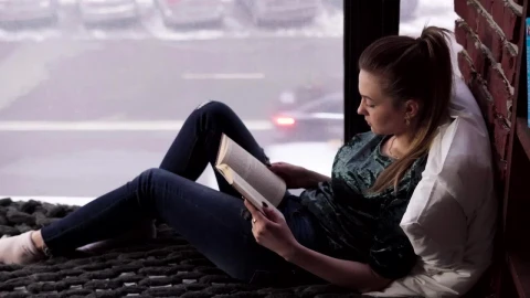 Video Stock Reading A Book In A City Apartment Live Wallpaper Free - Free Live Wallpaper