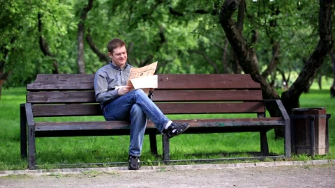 Video Stock Reading A Newspaper In The Park Live Wallpaper Free - Free Live Wallpaper