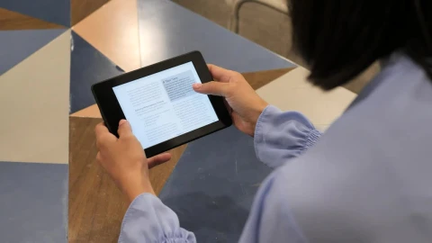 Video Stock Reading A Tablet Device Live Wallpaper Free - Free Live Wallpaper