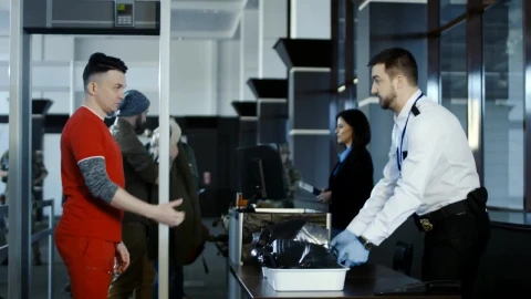 Video Stock Recovering Belongings At The Airport Security Live Wallpaper Free - Free Live Wallpaper