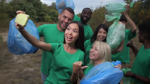 Video Stock Recycling Team Taking A Selfie Outside Live Wallpaper Free - Free Live Wallpaper