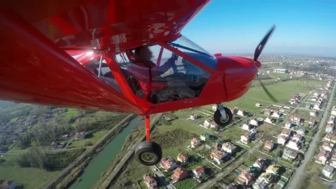 Video Stock Red Aircraft Flying Above The Houses And Landing Live Wallpaper Free - Free Live Wallpaper
