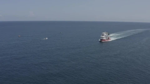 Video Stock Red And Blue Boats Crossing The Ocean Live Wallpaper Free - Free Live Wallpaper