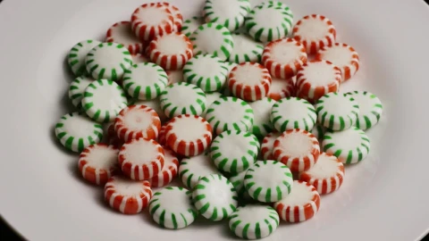 Video Stock Red And Green Spermints On A Plate Rotating Live Wallpaper Free - Free Live Wallpaper