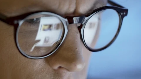 Free Stock Video Reflection Of Screen Information On Glasses Live Wallpaper - Free Live Wallpaper