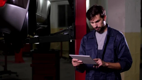 Free Stock Video Repairman Working On Their Tablet Live Wallpaper - Free Live Wallpaper