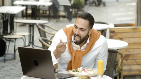 Free Stock Video Restaurant With People Maintaining Social Distance Live Wallpaper - Free Live Wallpaper