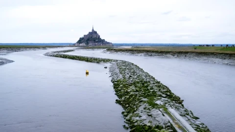 Free Stock Video River Landscape With A Castle In The Distance Live Wallpaper - Free Live Wallpaper