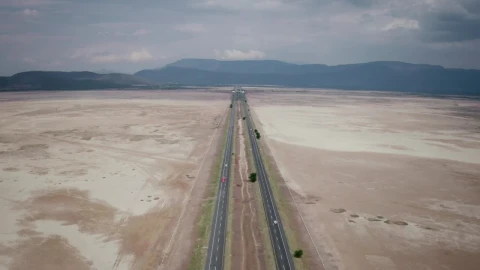 Free Stock Video Road With Traffic That Divides A Dry Lagoon Live Wallpaper - Free Live Wallpaper