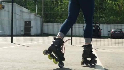 Free Stock Video Roller Skating Backwards While Spinning Live Wallpaper - Free Live Wallpaper