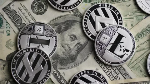 Free Stock Video Rotating Shot Of Cryptocurrency Coins Over Dollar Bills Live Wallpaper - Free Live Wallpaper