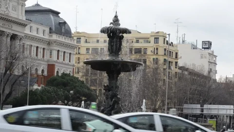 Free Stock Video Roundabout Fountain With Traffic In Europe Live Wallpaper - Free Live Wallpaper
