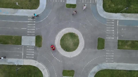 Free Stock Video Roundabout In A Road With People On Bikes Live Wallpaper - Free Live Wallpaper