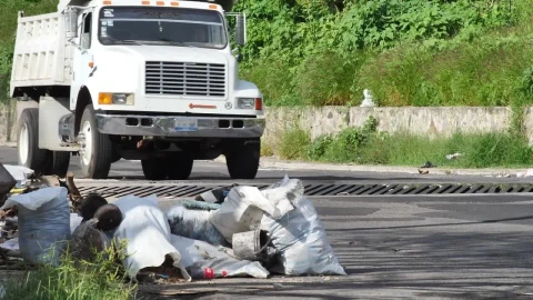 Free Stock Video Rubbish Piled Up On A Street Sidewalk Live Wallpaper - Free Live Wallpaper