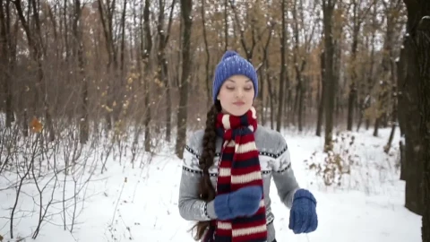 Free Stock Video Running With Sweater And Gloves In Winter Forest Live Wallpaper - Free Live Wallpaper