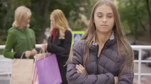 Free Stock Video Sad Girl Envies Other Women Live Wallpaper - Free Live Wallpaper