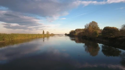Free Stock Video Sailing A Quiet River In Autumn Live Wallpaper - Free Live Wallpaper